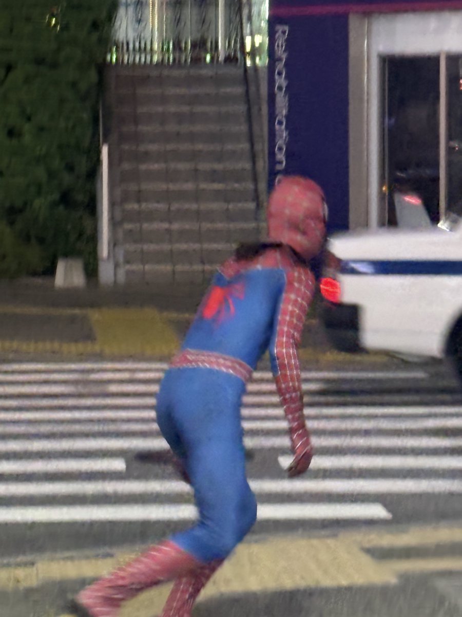 K59336338's tweet photo. 昨夜、香椎駅前の交差点にスパイダーマン現れてた😊 https://t.co/g5i7nVoxFt