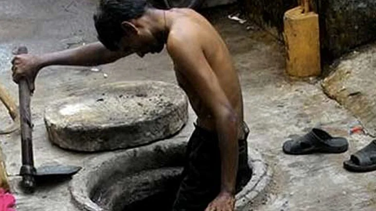 YTKDIndia's tweet photo. 498 workers died cleaning sewers and septic tanks.

But officially, there were zero manual scavenging deaths.

Is the government's data telling the full story?

A thread🧵 https://t.co/SkZj1XHrz7