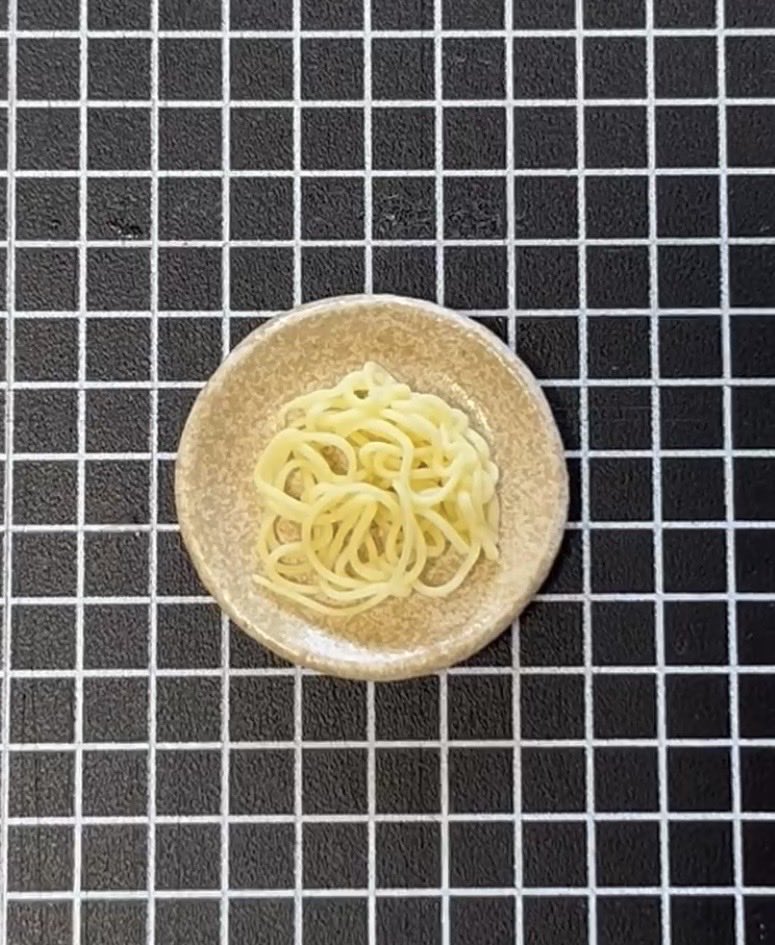47QTYxAveg57230's tweet photo. ミニチュアのラーメンやパスタの麺どうやって作っていますかと聞かれることがあります🍝
私はセリアで売っている超厚手のチャック袋の角に錐か針で穴を空けて、樹脂粘土を入れて丸棒で押さえつけながら絞りだすという方法を使ってます。粘土は柔らかいグレイスが推奨です。 https://t.co/z6HRpR0giD