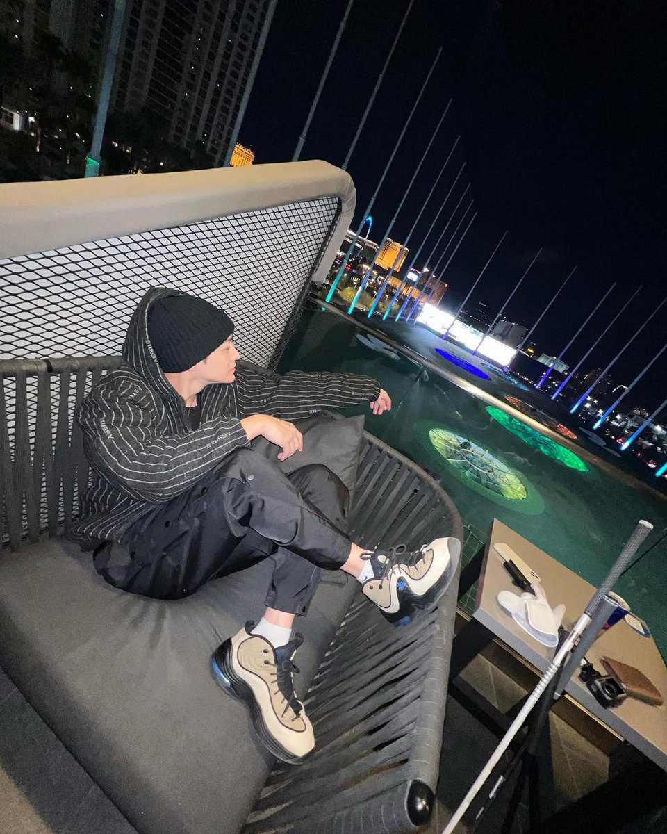 ACTORKlMBUM's tweet photo. Lost in the neon pulse of the city skyline, wrapped in the cool night breeze and quiet shadows of the rooftop. https://t.co/pwZaaOSk3z
