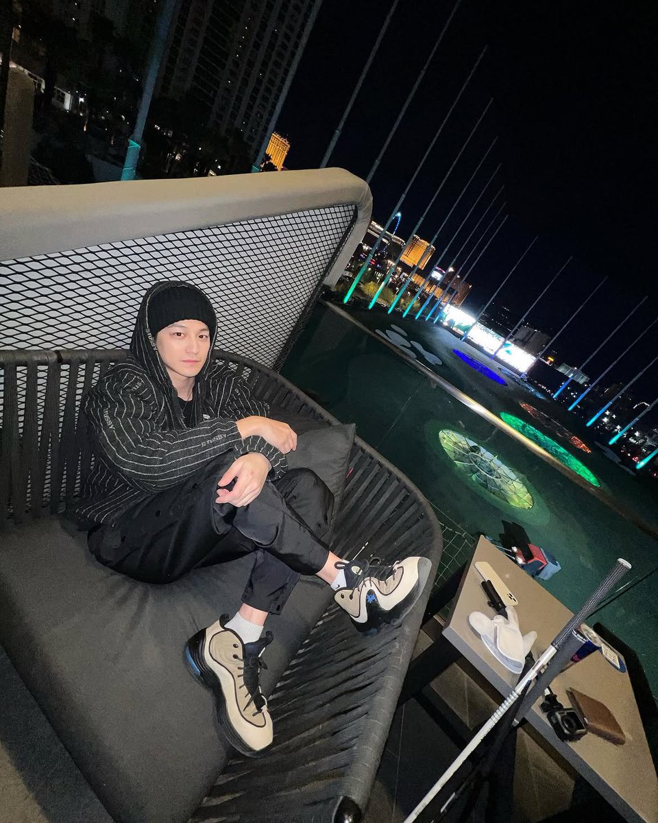 ACTORKlMBUM's tweet photo. Lost in the neon pulse of the city skyline, wrapped in the cool night breeze and quiet shadows of the rooftop. https://t.co/pwZaaOSk3z