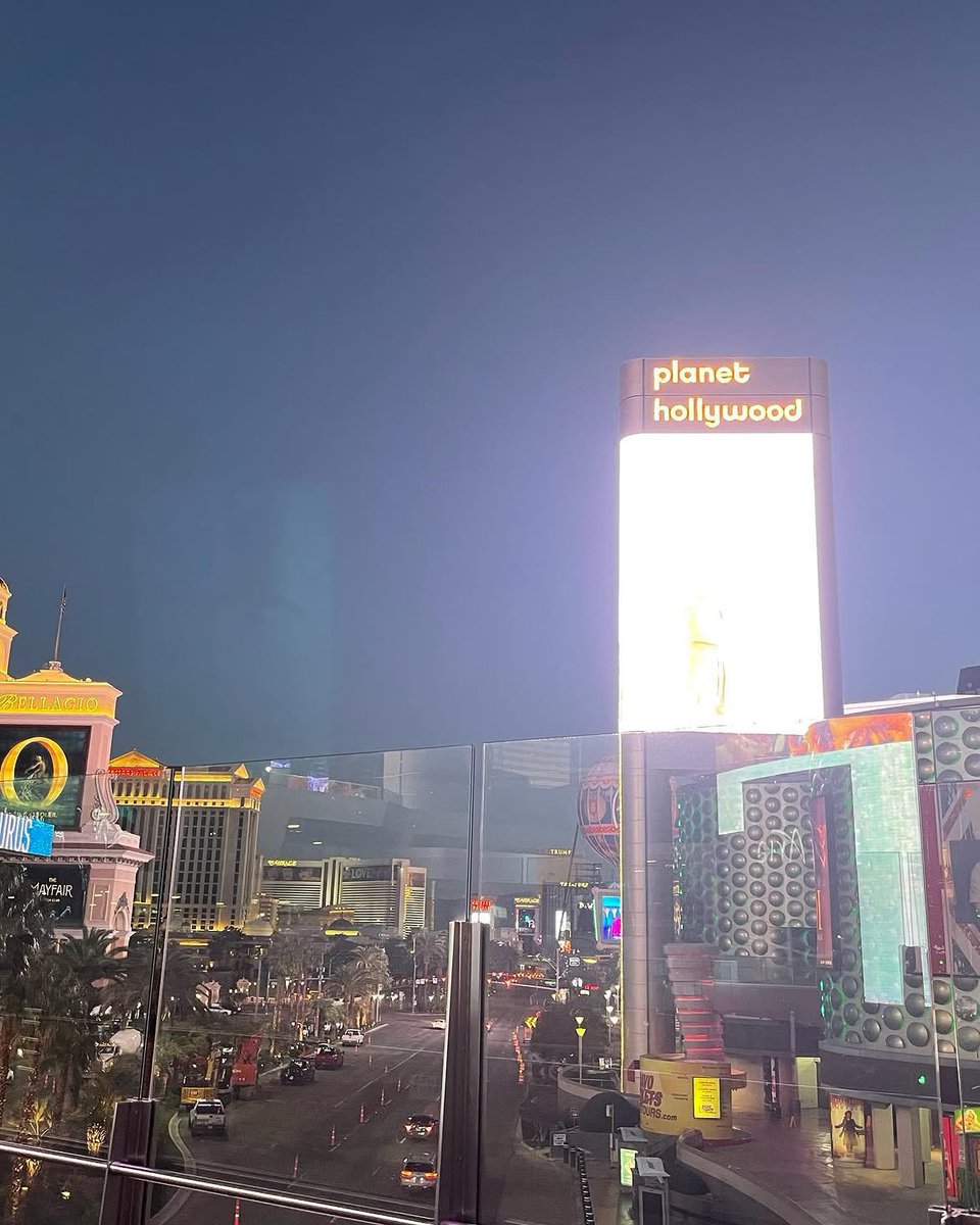 ACTORKlMBUM's tweet photo. Lost in the neon pulse of the city skyline, wrapped in the cool night breeze and quiet shadows of the rooftop. https://t.co/pwZaaOSk3z