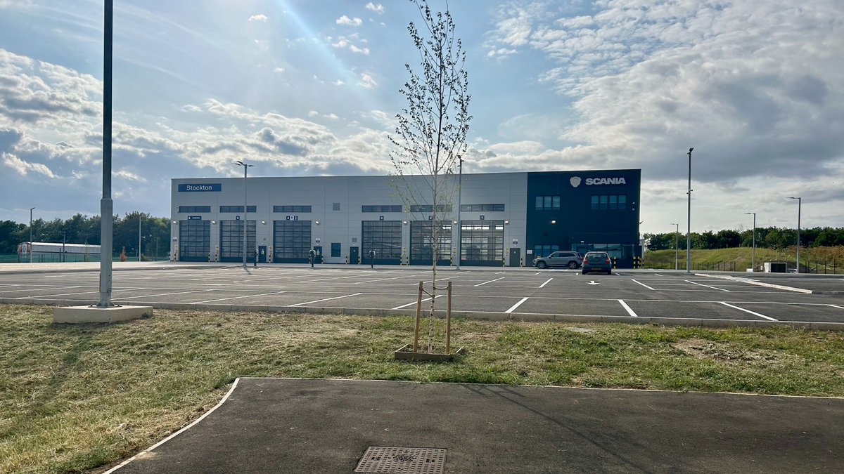 Midas_Cladding's tweet photo. We’re proud to have played a role in the construction of SCANIA new facility in Stockton

We were appointed by @LindumGroup to install the complete external envelope, inclusive of Kingspan KS1000RW insulated roof and parapet wall panels and Kingspan Micro-Rib external wall panels https://t.co/PyU078h2fJ