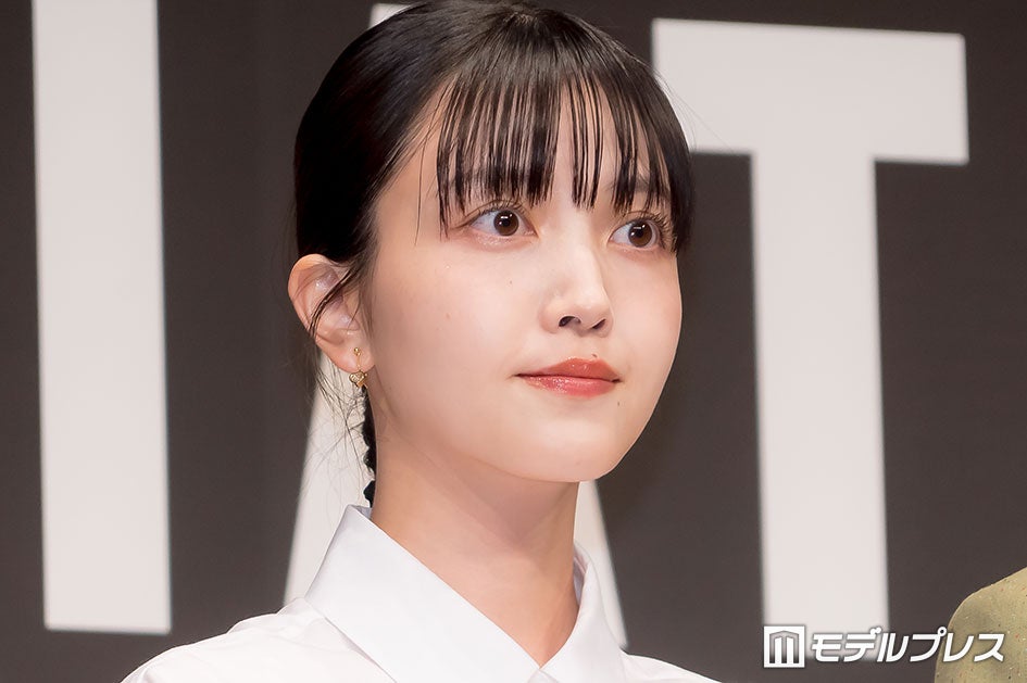 modelpress's tweet photo. 久保史緒里、映画撮影中に
外部との連絡控えた理由 

乃木坂46卒業後初主演で母親役に
https://t.co/nvtm7lI7DW

久保は、律ちゃん（娘役）の母親から「言葉がまだ話せない頃の律ちゃんと一緒に過ごしている時、自分が今話をする相手は彼女しかいないけれど、言葉が通じないことによる孤独みたいなものがあった」と聞いたそう。そこで、自身もその感情を疑似体験するため撮影期間は外部との連絡を控え、役と向き合ったと明かしていた。