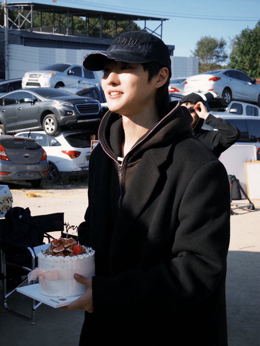 mystarissy's tweet photo. 경매장 맞담 우진이 맞니 https://t.co/hPBNQHQJKZ