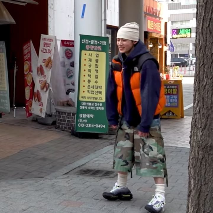 eomuue's tweet photo. why he so pocket sized https://t.co/qwMEqlSkUn