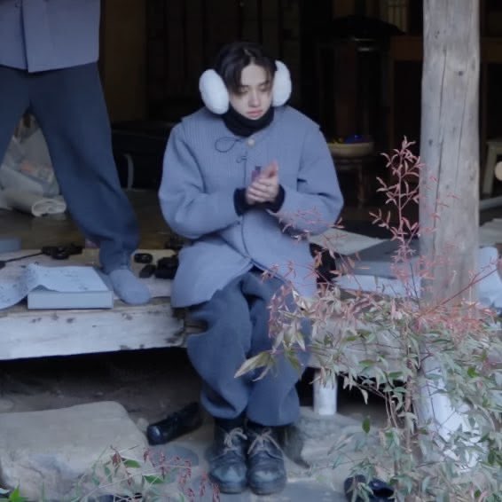 eomuue's tweet photo. why he so pocket sized https://t.co/qwMEqlSkUn