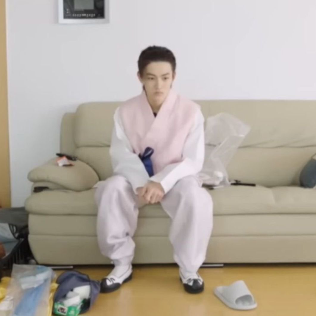 eomuue's tweet photo. why he so pocket sized https://t.co/qwMEqlSkUn