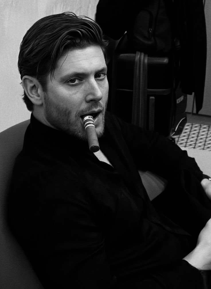 REDEMPTl0N_'s tweet photo. ᅠᅠ

            𝗒𝗈𝗎𝗋 𝐜𝐚𝐦𝐞𝐫𝐚 𝐫𝐨𝐥𝐥 if i was
             someone i think… hm… i like. 🚬

ᅠᅠ
ᅠᅠ https://t.co/gvwAPtsFK4