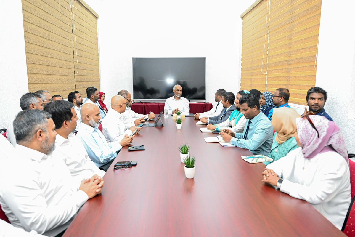presidencymv's tweet photo. ރައީސުލްޖުމްހޫރިއްޔާ، އަރިއަތޮޅު އުތުރުބުރީ އުކުޅަސް ކައުންސިލާއި، އ.ތ.މ ކޮމިޓީ އަދި ރަށުގެ ބައެއް މުއައްސަސާތަކުގެ އިސްވެރިންނާ ބައްދަލުކުރައްވައި ރަށުގެ ތަރައްޤީއަށް އެންމެ މުހިންމު ކަންކަމާ ގުޅޭގޮތުން މަޝްވަރާކުރައްވައިފި
https://t.co/ZpYcQaenai

#RayyithunGaathah 
#UkulhasVisit