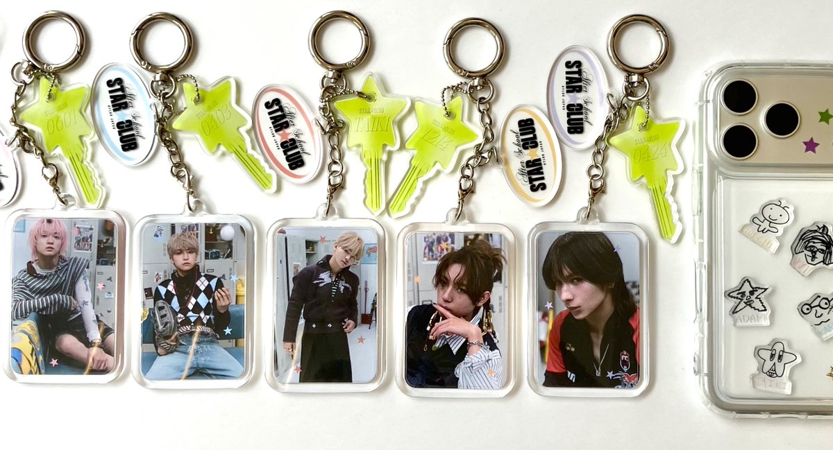 NYLONJAPAN's tweet photo. 🌟NYLON JAPAN×STARGLOW🌟
プレミアムコラボグッズが大好評発売中‼️
アクリルキーホルダーのサイズ感はこんな感じ📏📱
思ったより大きめに感じられるサイズなので、持ち物につけるとばっちりアピールできてとてもかわいいです✨🐬🍋‍🟩🌀

受注期間中のお申込みで、必ずお好きなアイテムがゲットできます📮
受注期間は8月11日（火・祝）23:59まで💨

詳細＆ご購入はこちら
https://t.co/boBzxgYDMN

明日からもグッズ情報をお届けしますのでお楽しみに🫡

@starglow_bmsg
#AFTERSCHOOLSTARCLUB