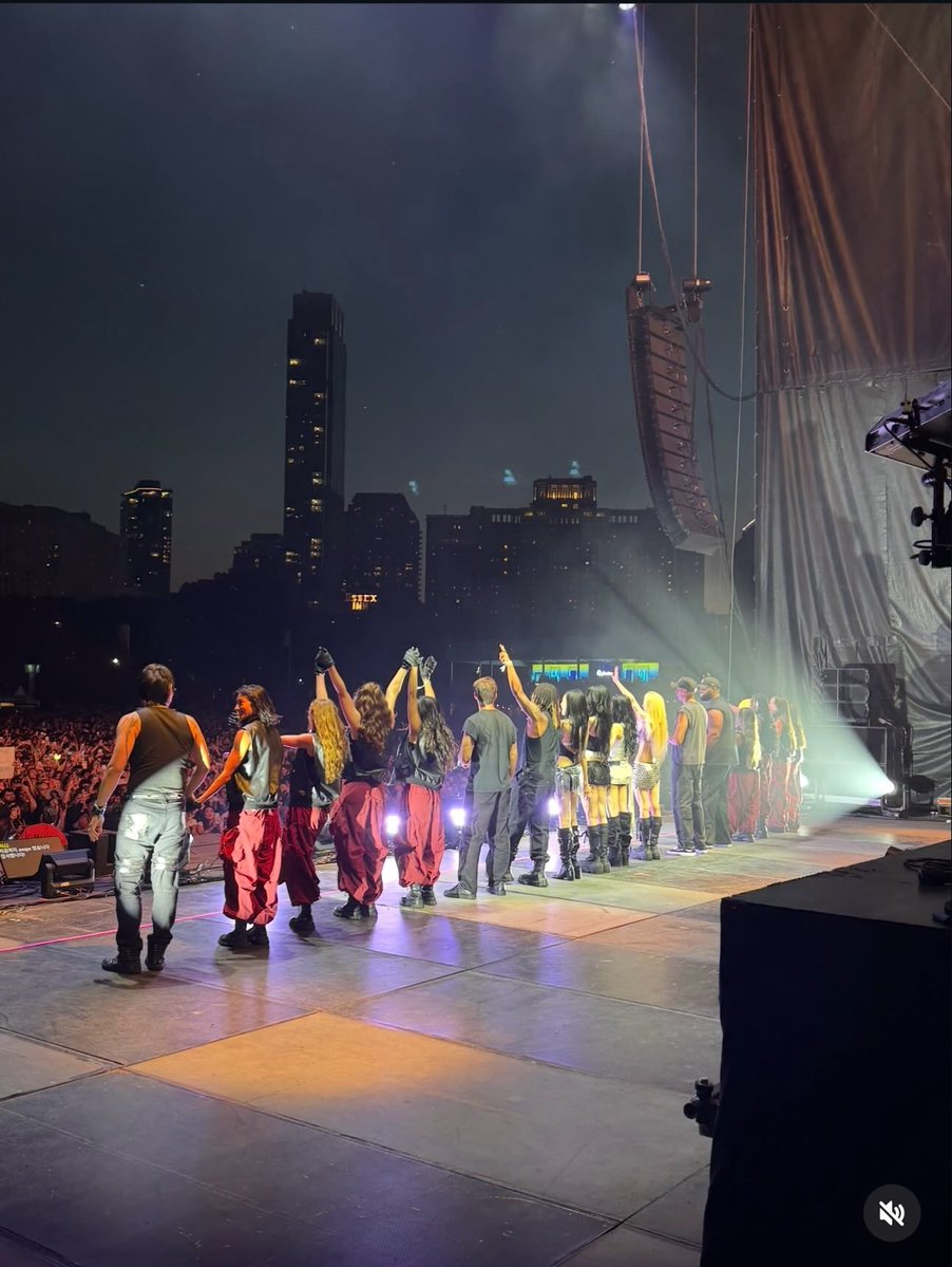 siriuslywin's tweet photo. one of aespa's Lollapalooza dancers shares a sweet message for aespa in her latest ig post

"..last but certainly not least thank you to the icons that are @aespa_official genuinely the most talented and hard working girls ever, so beyond honored to work with you guys.!!"

https://t.co/ne0ViRMc50