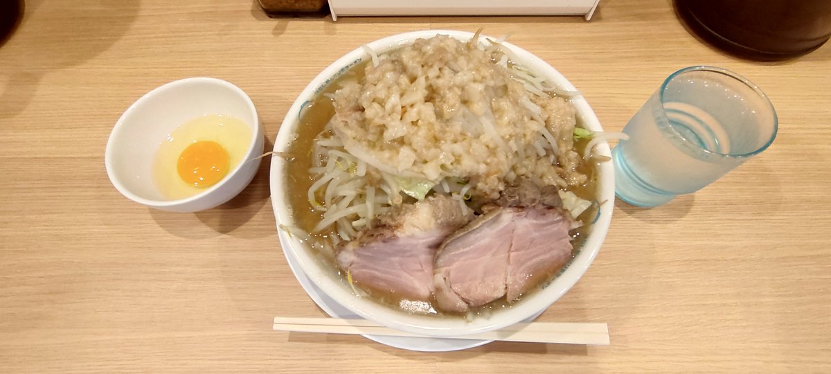 Jikanmati's tweet photo. 先週木曜は東大前にある汁なしｶﾞｯﾂﾘ系ﾗｰﾒﾝ お塩浩太郎さんで夕飯
色々とサービスされており電子決済だと更にアドらしく、会計を見たらかなりお安くなっていた
お塩浩太郎(MAX)(麺増しx4･生卵･汁ありに変更･ﾔｻｲ(ﾏｼﾏｼ)･ｱﾌﾞﾗ(あり)･ﾆﾝﾆｸ(なし))
次回は汁なしかな
#よきかな https://t.co/YHvWZXfLca