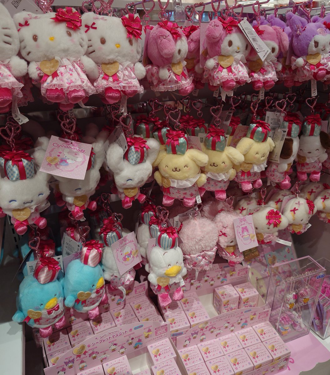 pito8psan's tweet photo. えらんでぬいぐるみを買いに来ただけなのに何があったんだろうね🙄
袋重くて腕あがらない😂 https://t.co/vkQ603ORU7