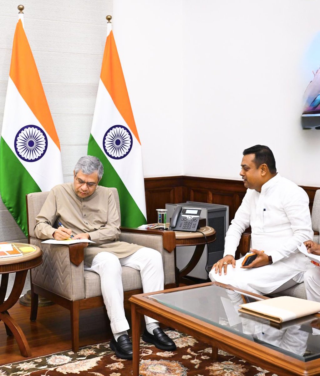 sambitswaraj's tweet photo. आज माननीय रेल मंत्री श्री @AshwiniVaishnaw जी से मिलकर पुरी लोकसभा क्षेत्र में रेल सेवाओं के विस्तार एवं यात्री सुविधाओं से जुड़े विभिन्न महत्वपूर्ण विषयों पर विस्तृत चर्चा हुई। इस अवसर पर ट्रेनों के ठहराव, नए पैसेंजर हाल्ट की स्थापना, रोड ओवर ब्रिज (ROB) तथा स्थायी अंडरपास के निर्माण संबंधी मांग पत्र उन्हें सौंपा। माननीय रेल मंत्री जी ने हमारे ज्ञापन को संज्ञान लेते हुए आवश्यक अग्रिम कार्रवाई हेतु आश्वस्त किया। 

• ट्रेन संख्या 18413 पुरी–पारादीप इंटरसिटी एक्सप्रेस का कनास रोड पैसेंजर हाल्ट (KASR) पर ठहराव सुनिश्चित किए जाने हेतु। 

• नयागढ़ एवं मानीकाईगोड़ा (इटामटी–चंपातीपुर क्षेत्र) के मध्य एक नए पैसेंजर हाल्ट की स्थापना की हेतु।

• खोरदा रोड मंडल के अंतर्गत निराकारपुर स्थित लेवल क्रॉसिंग संख्या 219 पर रोड ओवर ब्रिज (ROB) का निर्माण कराए जाने हेतु।

• पुरी रेलवे स्टेशन के निकट मालतीपाटपुर स्थित लेवल क्रॉसिंग पर स्थायी अंडरपास का निर्माण कराए जाने हेतु।

ट्रेन संख्या 18413 पुरी–पारादीप इंटरसिटी एक्सप्रेस का कनास रोड पैसेंजर हाल्ट (KASR) पर ठहराव तथा नयागढ़ और मानीकाईगोड़ा (इटामटी–चंपातीपुर क्षेत्र) के मध्य नए पैसेंजर हाल्ट की स्थापना से कनास प्रखंड, नयागढ़ जिले एवं आसपास के ग्रामीण क्षेत्रों के हजारों यात्रियों को प्रत्यक्ष लाभ मिलेगा। इससे विद्यार्थियों, नौकरीपेशा लोगों, व्यापारियों, किसानों एवं आम नागरिकों के लिए दैनिक आवागमन अधिक सुगम, सुलभ और किफायती होगा। साथ ही, क्षेत्र की कृषि उपज, स्थानीय उत्पादों एवं छोटे व्यापार को बेहतर परिवहन सुविधा उपलब्ध होगी, जिससे स्थानीय अर्थव्यवस्था को मजबूती मिलेगी।

इसी प्रकार, निराकारपुर स्थित लेवल क्रॉसिंग संख्या 219 पर रोड ओवर ब्रिज (ROB) तथा पुरी रेलवे स्टेशन के निकट मालतीपाटपुर स्थित लेवल क्रॉसिंग पर स्थायी अंडरपास के निर्माण से क्षेत्र की जनता को सुरक्षित, निर्बाध और सुविधाजनक आवागमन सुनिश्चित होगा। इन परियोजनाओं के पूर्ण होने से रेलवे फाटक बंद रहने के कारण होने वाली लंबी प्रतीक्षा, यातायात जाम और दुर्घटनाओं की आशंका में उल्लेखनीय कमी आएगी। विशेष रूप से स्कूली विद्यार्थियों, मरीजों, एम्बुलेंस, किसानों तथा दैनिक यात्रियों को निर्बाध आवागमन की सुविधा मिलेगी।