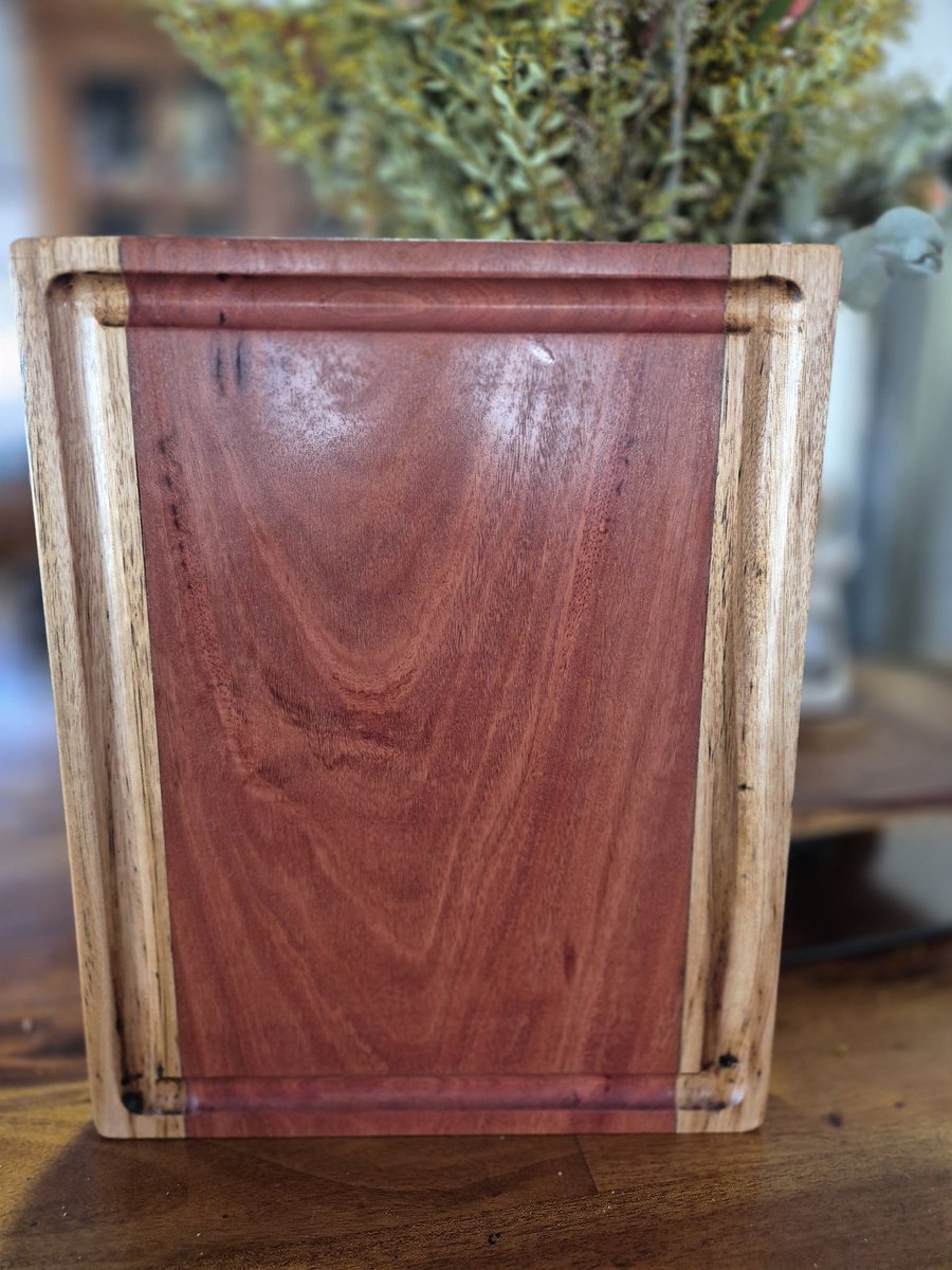 Ttullsta's tweet photo. When Red Ironbark meets Blackbutt
Quality Australian hardwood
Beautiful little board with premium brass feet
Website https://t.co/gEmPmdHvDa
Fb: Tullyโs Wood Creations
Insta: tullyswoodcreations
#PTSD Recovery through woodworking
#woodworking
#woodwork https://t.co/0gkAI5zKr9