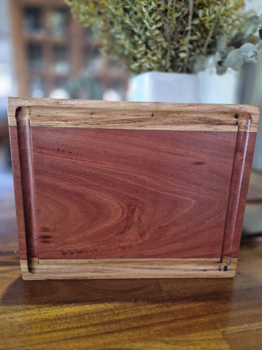 Ttullsta's tweet photo. When Red Ironbark meets Blackbutt
Quality Australian hardwood
Beautiful little board with premium brass feet
Website https://t.co/gEmPmdHvDa
Fb: Tullyโs Wood Creations
Insta: tullyswoodcreations
#PTSD Recovery through woodworking
#woodworking
#woodwork https://t.co/0gkAI5zKr9
