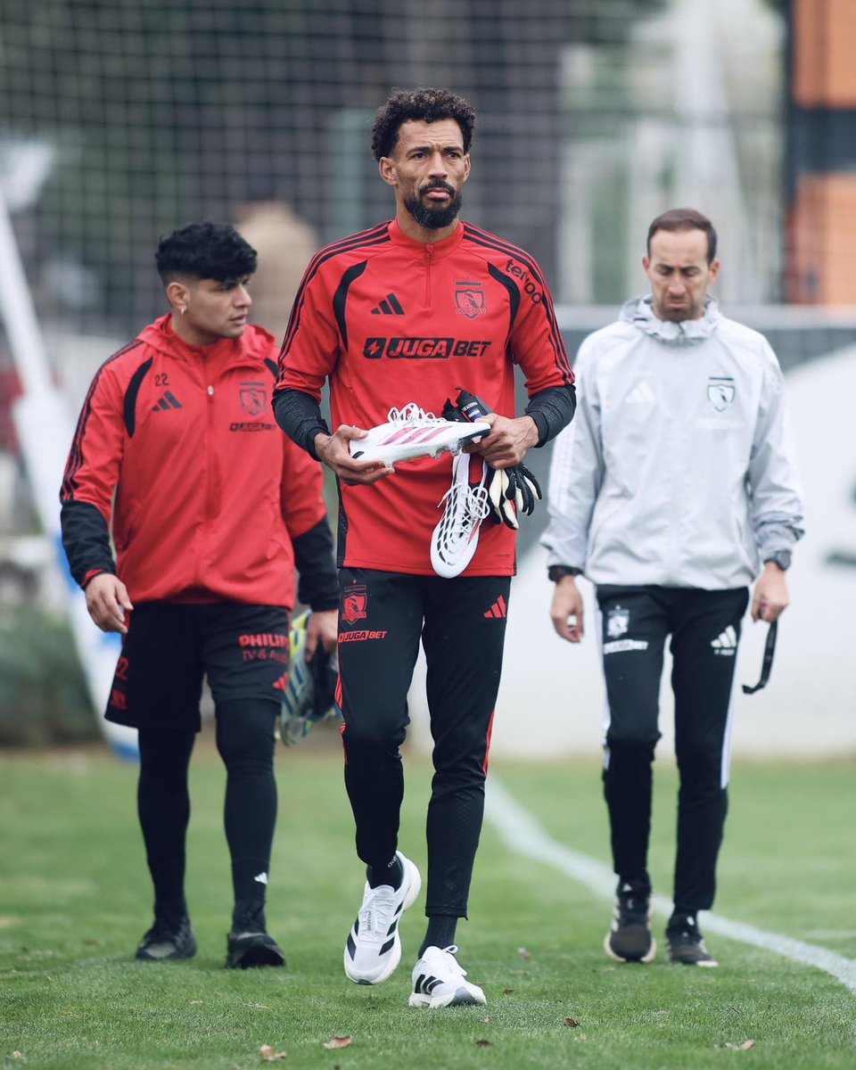 vozinhaa1's tweet photo. Primeiro treino concluído.
Primeiro dia de trabalho feito.
Muito feliz por começar esta caminhada e por vestir estas cores.
Vamos Colo-Colo! 🤟🏽 https://t.co/qUNAc9PZbM