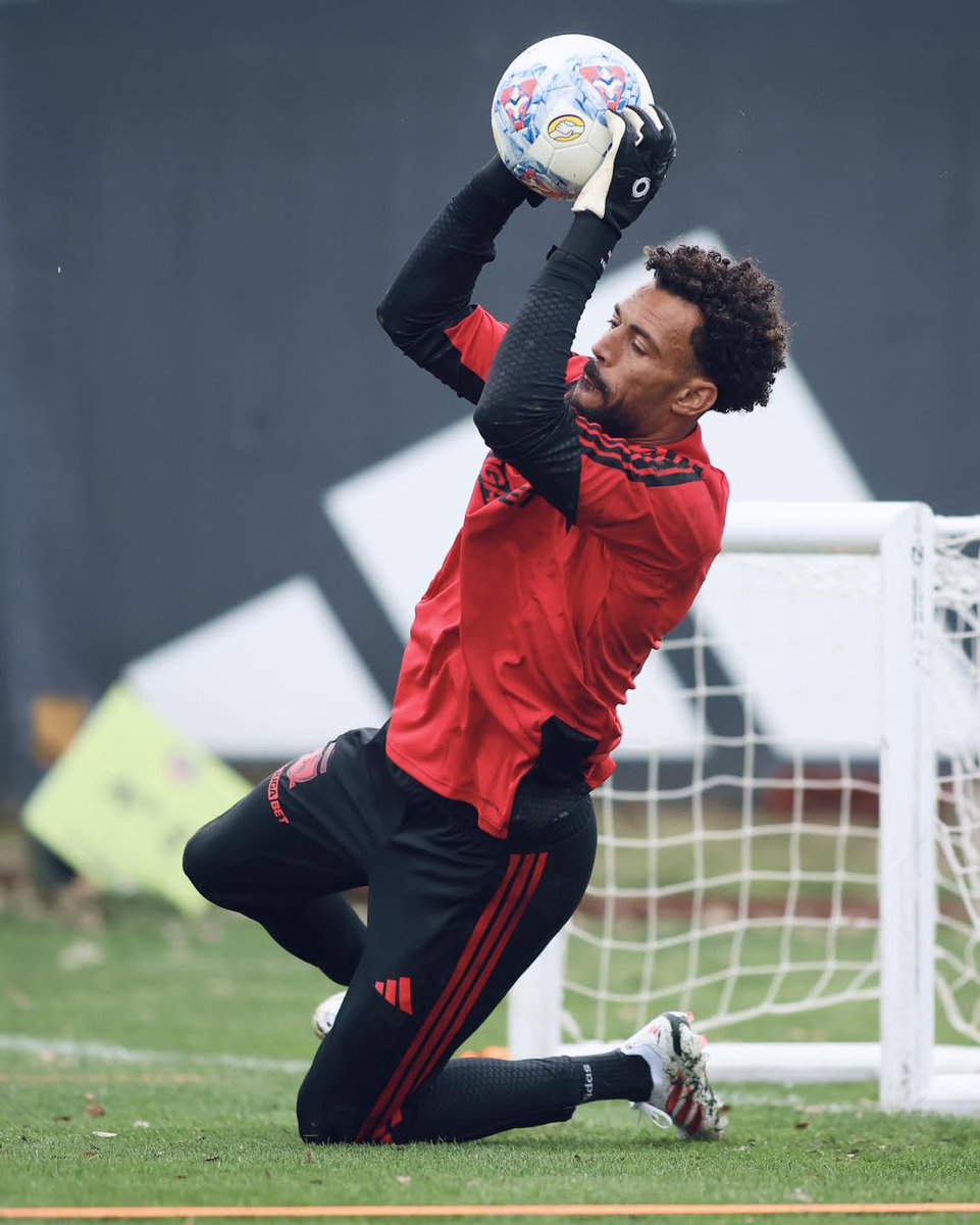 vozinhaa1's tweet photo. Primeiro treino concluído.
Primeiro dia de trabalho feito.
Muito feliz por começar esta caminhada e por vestir estas cores.
Vamos Colo-Colo! 🤟🏽 https://t.co/qUNAc9PZbM