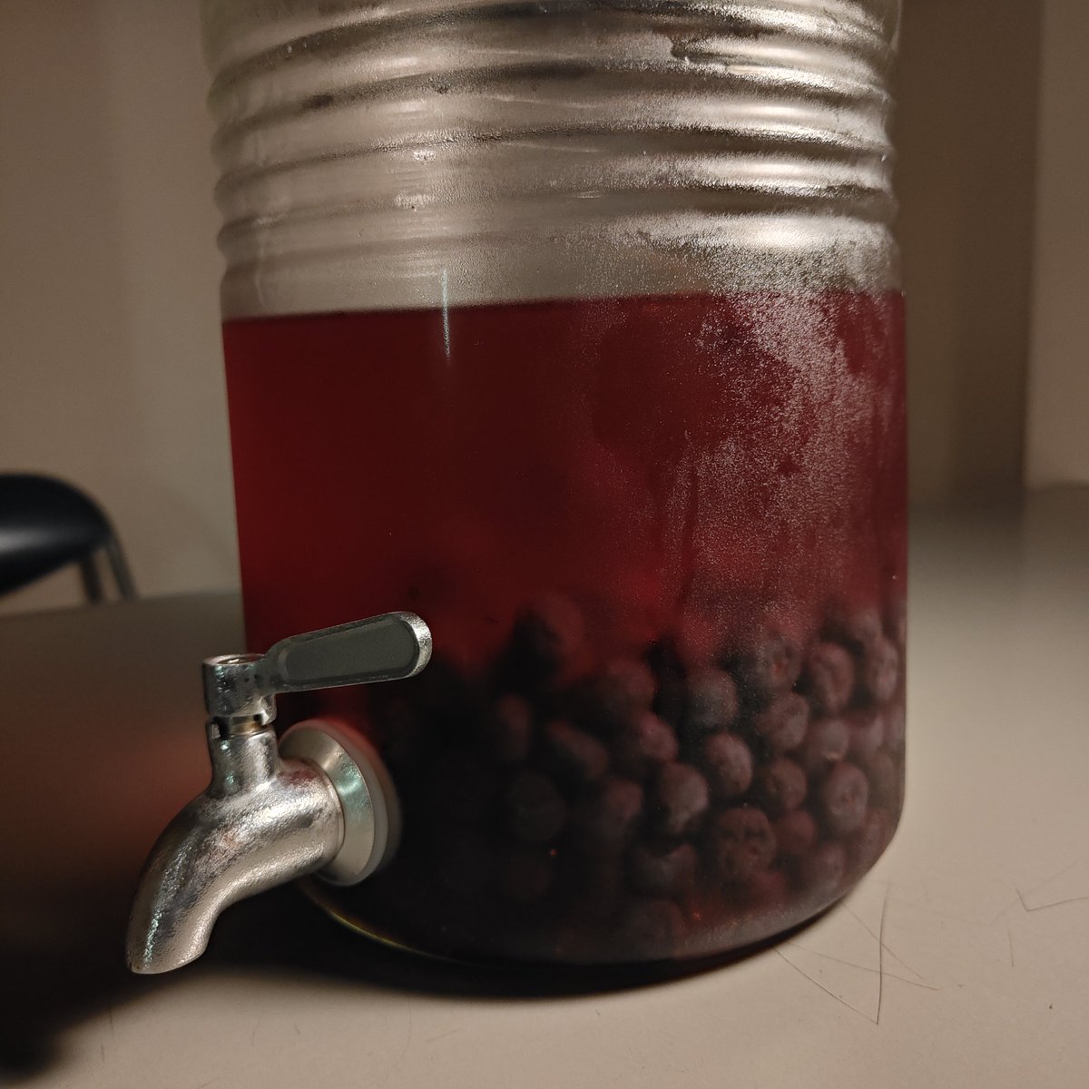 7magarisho's tweet photo. ブルーベリージンが飲み頃を迎えました🫐

シンプルにソーダ割りでどうぞ！ https://t.co/ciVmt4Q8U4