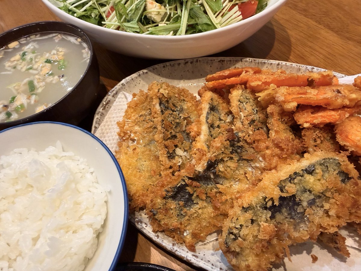 kenken_ke's tweet photo. 平日ど真ん中なのに、アジフライ作って優勝しました🐟う、うめ〜〜〜

真アジ(処理済)4尾半額170円は買っちゃうよね、キッチン片付けは食後で https://t.co/00Uj5VoARt