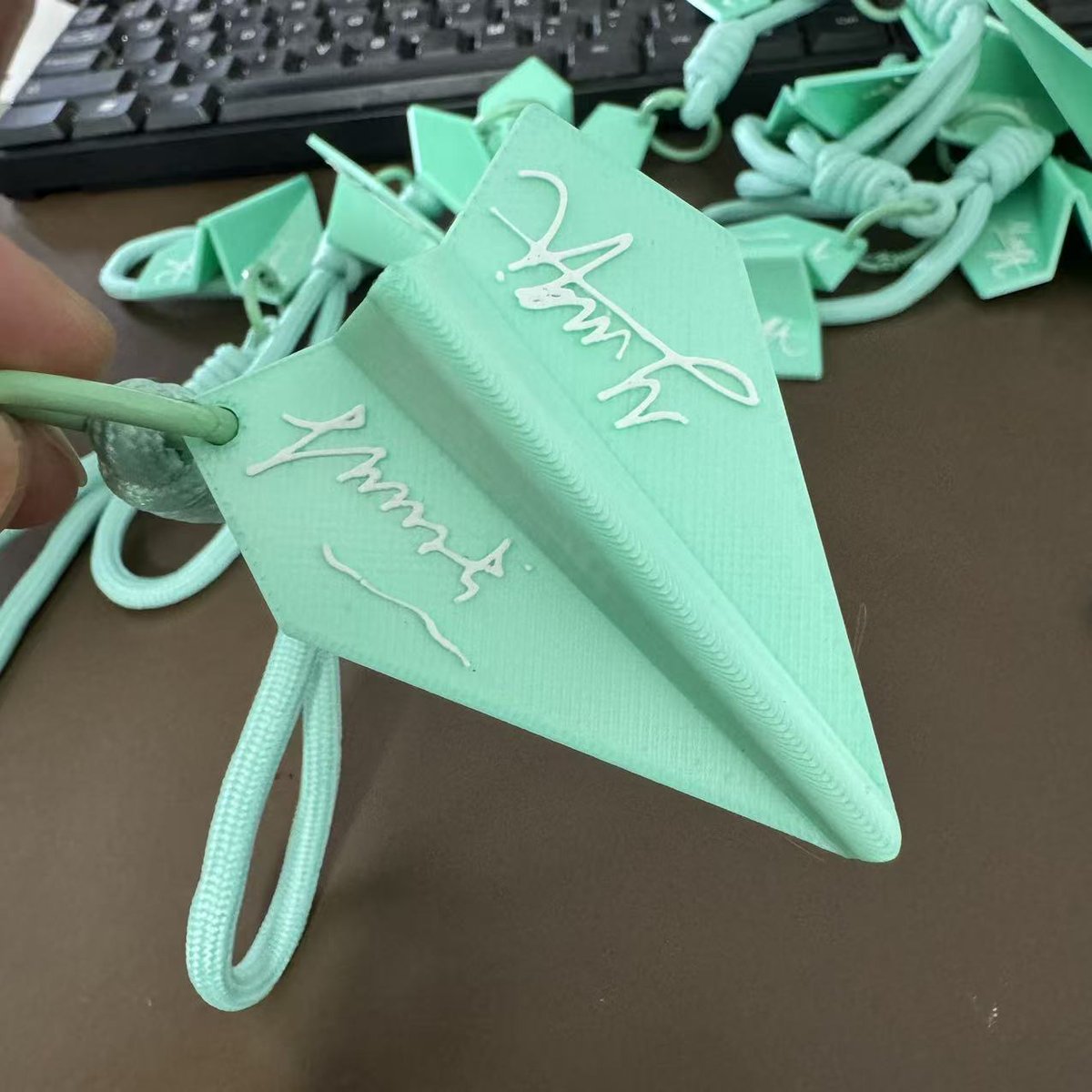 henrykendall's tweet photo. [DIY fun! Made a woven paper keychain today—bright colors, simple steps, perfect tiny handmade gift for friends! ]， https://t.co/ky2mqrHQlk