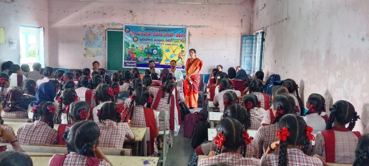 ParigiMunicipa1's tweet photo. An awareness program on "Safai Apnav, Beimari Bhago" was organized at Girls High School, Parigi
MC K. Mallesh &amp; Chairperson Kudumula Rajitha advised students to keep surroundings clean to prevent monsoon diseases like Dengue &amp; Malaria. Students also took a cleanliness pledge. https://t.co/Ej7JgnMEBg