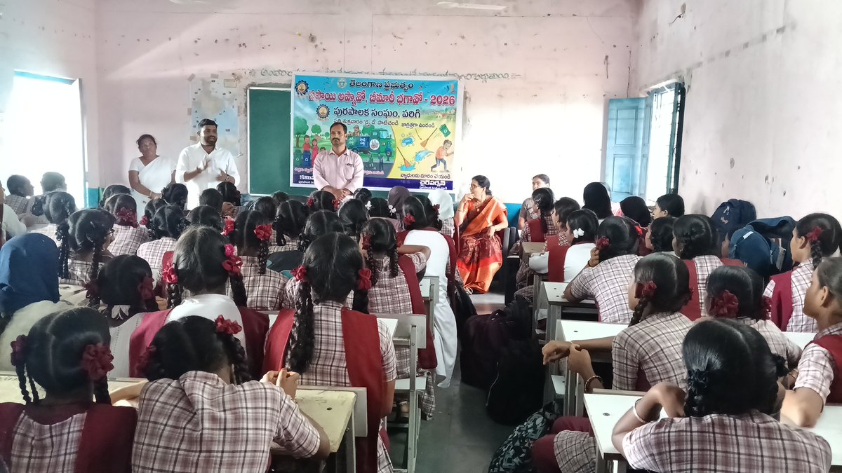ParigiMunicipa1's tweet photo. An awareness program on "Safai Apnav, Beimari Bhago" was organized at Girls High School, Parigi
MC K. Mallesh &amp; Chairperson Kudumula Rajitha advised students to keep surroundings clean to prevent monsoon diseases like Dengue &amp; Malaria. Students also took a cleanliness pledge. https://t.co/Ej7JgnMEBg