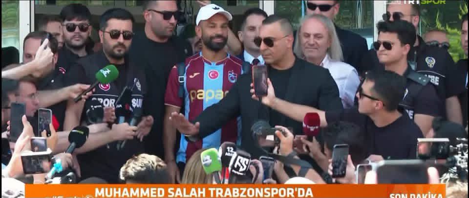 alyelbassel's tweet photo. اللي بيحصل دلوقتي في تركيا اسمه جنان رسمي!!

محمد صلاح تريند في العالم كله دلوقتي
فيه قناه تركيه عملت احصائيه ان فيه 50 الف مشجع راحوا يستقبلوا محمد صلاح في المطار وفيه ناس سابت شغلها واخدوا اجازه ومعظم المصالح الحكوميه اتعطىلت

والمفاجأه كمان المشجع اللي قدامك ده بيشجع جالطا سراي وبرغم كده راح يستقبل محمد صلاح علشان بيحبه لدرجه ان الجماهير قالتله اقلع تيشيرت جالطا سراي وقلعه فعلا واول لما شاف صلاح بكي!!

دي محصلتش في التاريخ والله ياجدعان محصلش مع ميسي لما راح امر. ىكا ومحصلتش مع رونالدو لما راح السعوديه!!