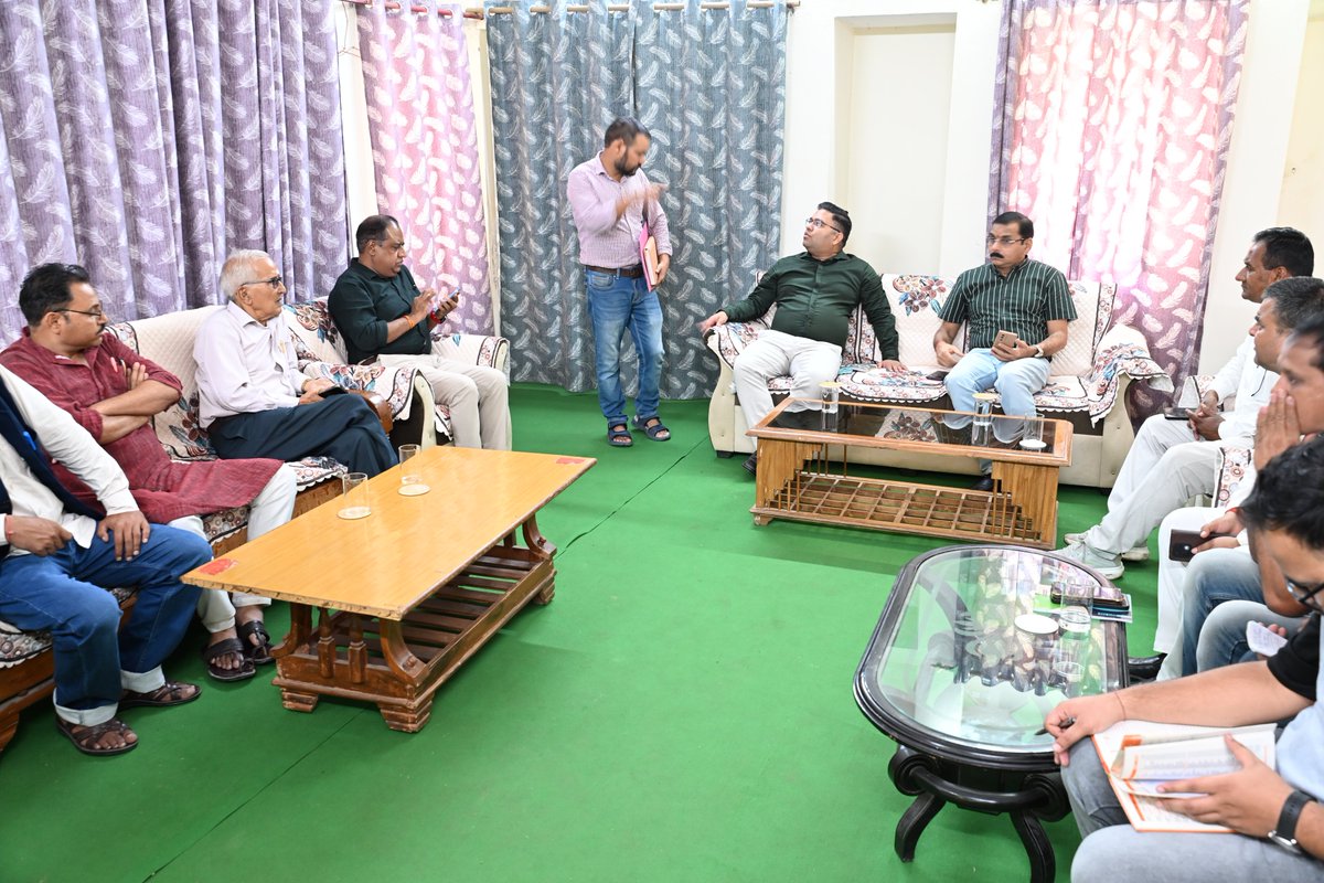 election55946's tweet photo. SIR-2026 के तहत जिलाधिकारी/जिला निर्वाचन अधिकारी श्री विशाल मिश्रा ने राजनीतिक दलों के साथ समीक्षा बैठक कर दावे-आपत्तियों, नोटिस वितरण एवं सुनवाई की प्रगति की समीक्षा की। https://t.co/ZK8SIfB86G