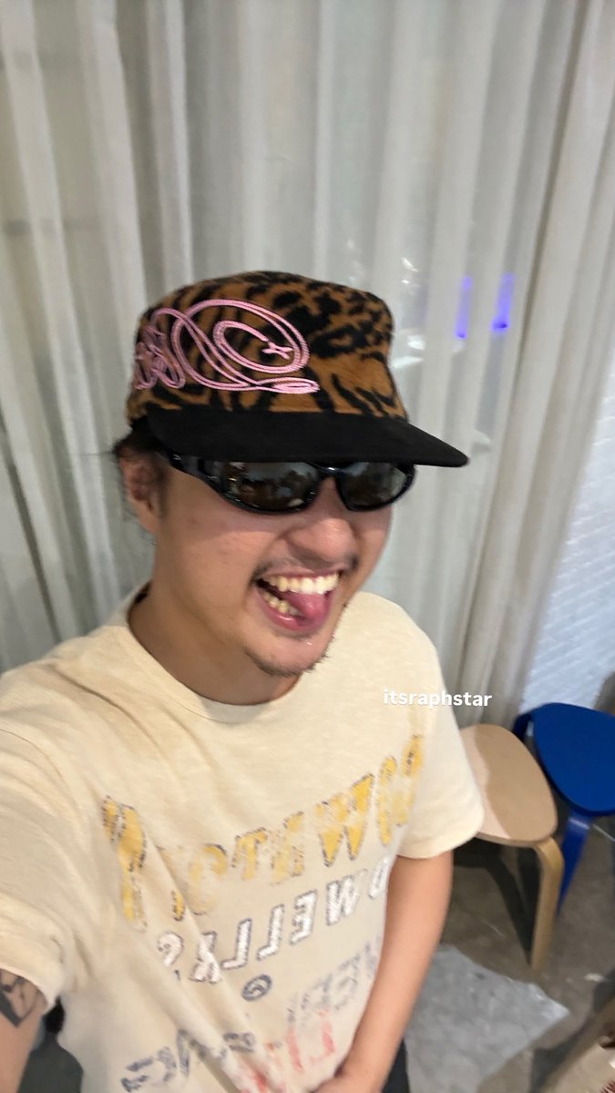 itsraphstar's tweet photo. the who ang nagpaselfie sa cp para may pagpipilian ng new icon 😜 https://t.co/S5T8DnJ2v2