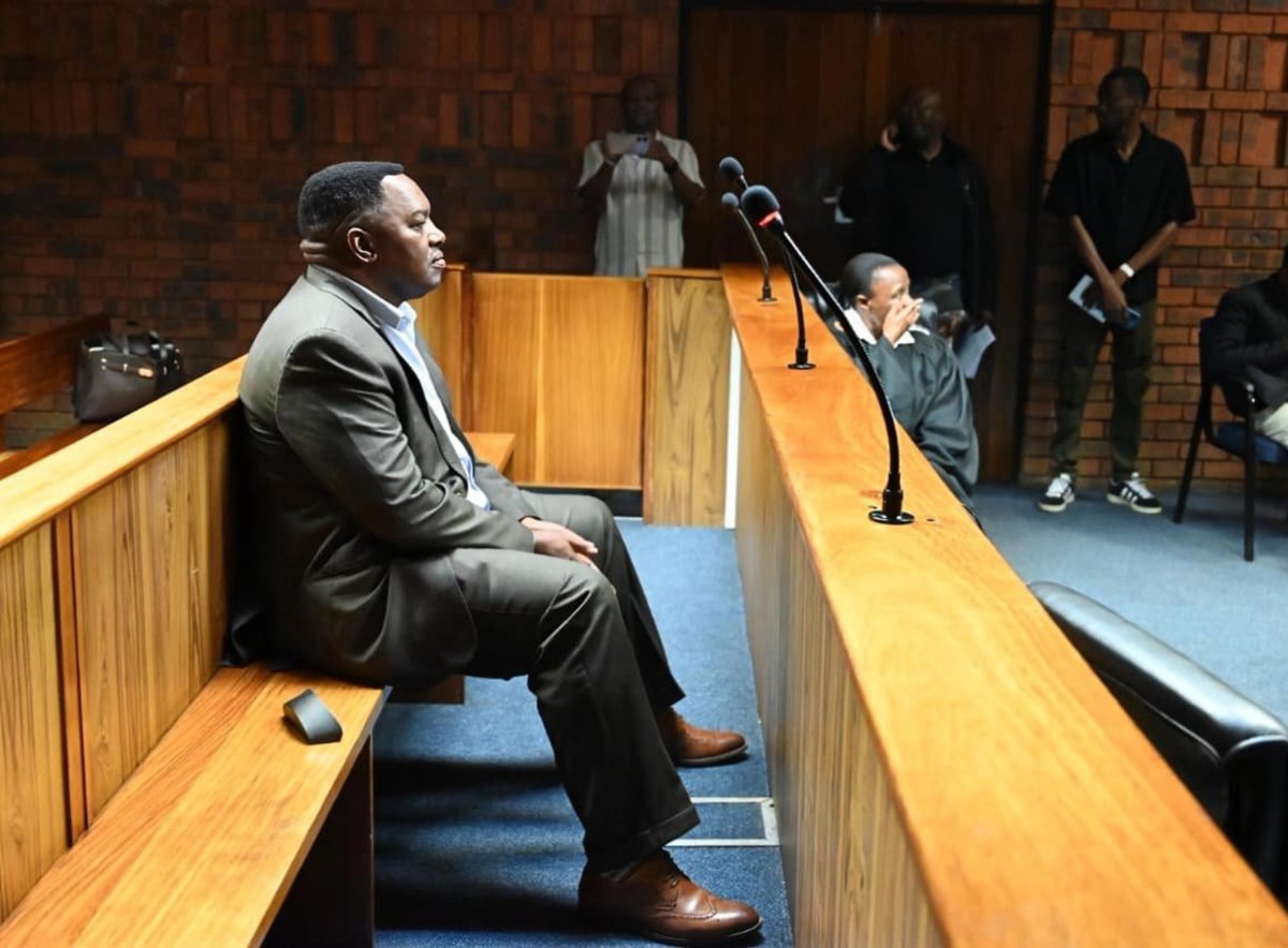 _AfricanSoil's tweet photo. Yho! 💔💔💔
They humiliated General Masemola after they did a setup to get him removed. Ah! Ah! Ah.

Justice Madlanga has to make an urgent order on this because it's TREASON.

Targeting a country's National Police Commissioner its treasonous and should be treated as such.... https://t.co/xVUyWRHMNZ