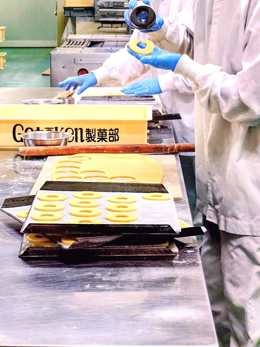 gotokenno5daime's tweet photo. 本件、「通販をご利用頂いたお客さまのお声」につきましては、引用元の通信販売ページの通信欄（熨斗のご希望などを書くところ）に心のこもったコメントが連日たくさん届いており、工場スタッフが毎日感激しながら開かせて頂いております🥲💌

製造について、レトルト工場はある程度自動化が出来ているものの（それでも追加注文の嵐で機械がパンク状態でしたが🫠）、手で生地を捏ねて、手で型抜きをするケーキ工場の「函館スーシュカ」が本当にお祭り状態でした🍪😂

イベント期間中に職人が焼いたスーシュカの数は、脅威の103,186枚です…‼️（桁数…🙄）少尉の人気ぶりにひれ伏すばかり（鴨カレーの追加発注も常軌を逸しておりましたが🦆）で、まさに五島軒製造部の限界に挑ませて頂いた3ヶ月でした。

でも、工場スタッフは終始笑顔でした。SNSでの皆さまのありがたいご報告がなければ、きっとここまで頑張り切れませんでした😌函館を良きイベントに育てて頂いて、本当にありがとうございました✨️🙇