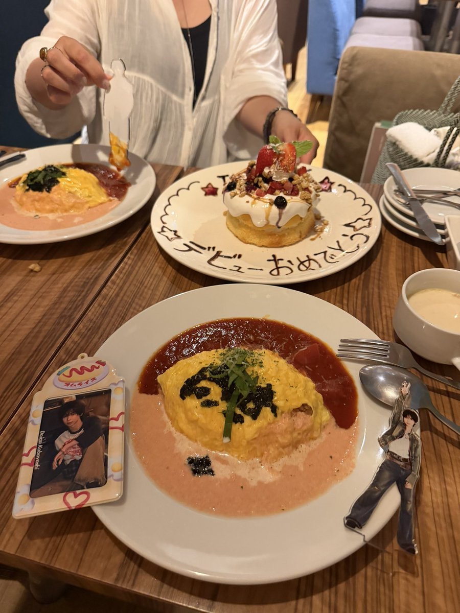 itachitennsai's tweet photo. TAGRIGHTデビューの日に食べたオムライス😙💖
アクスタ大変なことになってる多動の人が写りこんでる笑

#毎月5日は大悟の日
#DAIGOと豊洲行こうか
#小林大悟 
#TAGRIGHT https://t.co/27CzLP1MMi