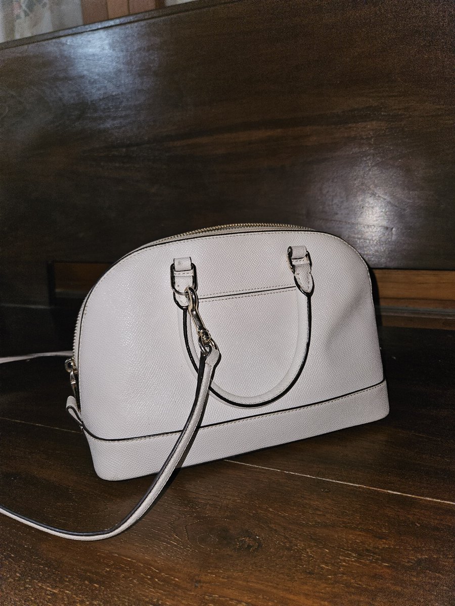 limxwang's tweet photo. Preloved coach bag mini sierra satchel warna putih 325k

Bag only, beli di jepang second hand, badge ada damage soalnya disimpen di tempat lembap, kode A1732-F57555.

Dom jatim bisa oren dan split payment ♡ https://t.co/dKznRzvDqX