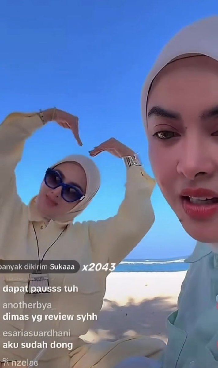 nurulrhmaa's tweet photo. Definisi ORANG HAVE ngasih gift ke ORANG SUPER HAVE 😭

Incess Syahrini lagi live bareng Teh Rani, terus ada fans Incess, Dimas si TikToker yang ngasih gift. Teh Rani langsung nyeletuk, “Hei Dimas, jangan buang-buang duit .” 🤣

btw, udah lama banget nggak denger celotehan manjanya Incess. Suaranya tuh candu banget 😭🤍 Suka banget sama cara ngomongnya Incess, manja tapi effortless, khas banget!