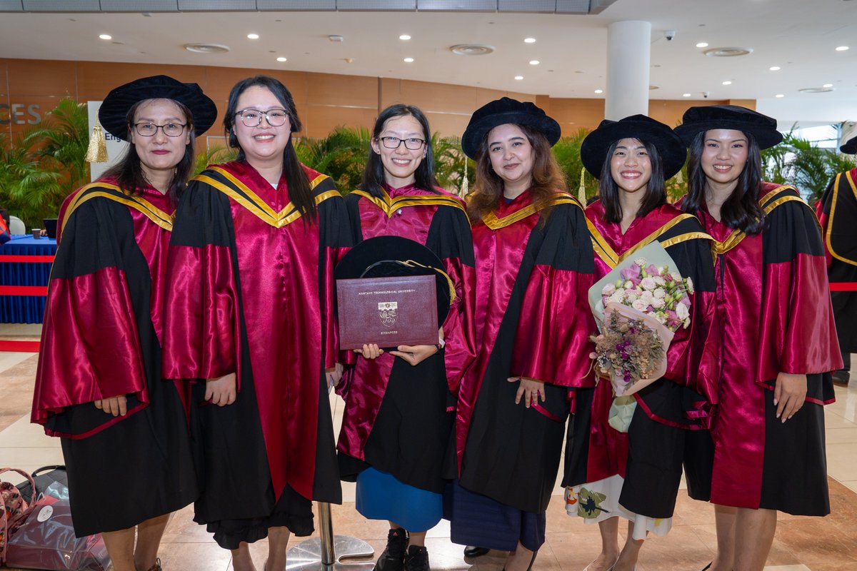NTU_LKCMedicine's tweet photo. 🎓 Congratulations to our #LKCMedicine PhD by Research graduates from the #NTUsgClassof2026! Discover how Dr Konstanze Tan and Dr Sara Tasnim turned curiosity into research that advances healthcare. 🔬 Read more: https://t.co/BaWsqzVDkJ https://t.co/PCpT8JHX69