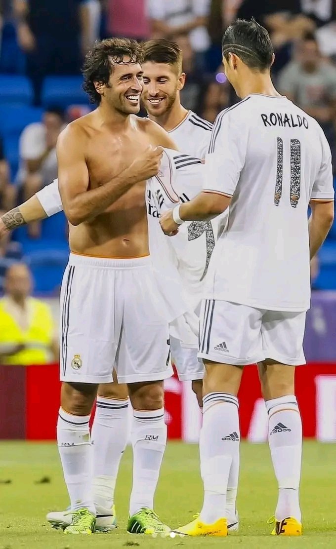 BanterConner7's tweet photo. 🇵🇹 Did you know?

On August 22, 2013, Cristiano Ronaldo wore No. 11 for Real Madrid.

It remains the only time he didn't wear 7 or 9 for the club.

The occasion was Raúl's farewell match at the Santiago Bernabéu against Al Sadd.

⚽ Madrid won 5–0, and Ronaldo got on the scoresheet.

💫 After the final whistle, Raúl handed Cristiano his iconic No. 7 shirt—a symbolic passing of the torch from one Madrid legend to another.

🤍 One of the most iconic shirt handovers in football history.

Cany you still remember?