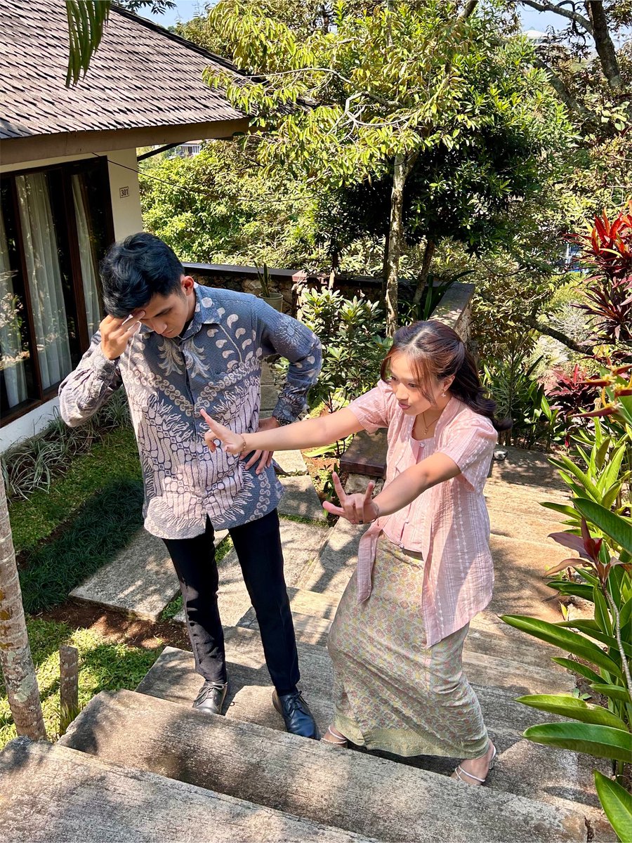 mutiaraamadeaa's tweet photo. kasi caption lain selain “i’m engaged” 🤭 https://t.co/yI3IoCWKdQ