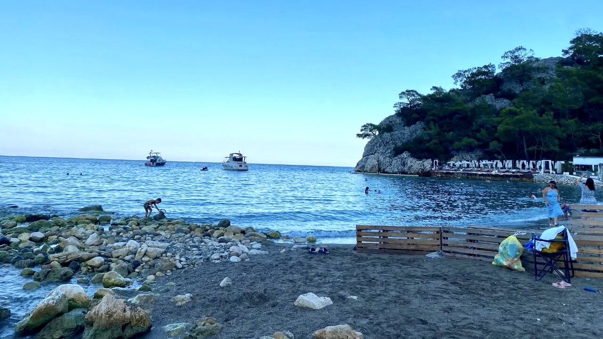 YusufYavuz3's tweet photo. Bu da Antalya’nın Meksika Sınırı: barikatlı geçiş engeli. 

Antalya kıyılarında işgalin başka bir boyutu: yasak, giremezsin!

Büyükçaltıcak plajını kiralayan işletme, bitişikteki halk plajı sınırını bariyerle kapatarak geçişleri engellemeye çalışıyor. 
⬇️ https://t.co/MHSBlItksf