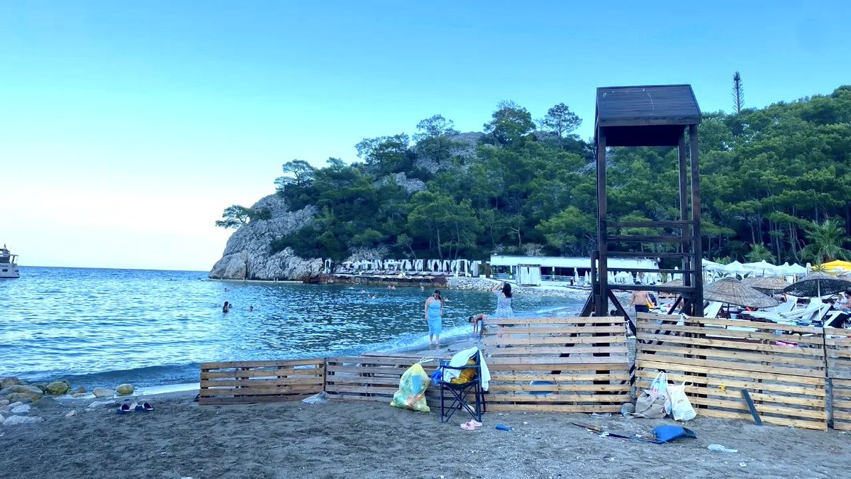 YusufYavuz3's tweet photo. Bu da Antalya’nın Meksika Sınırı: barikatlı geçiş engeli. 

Antalya kıyılarında işgalin başka bir boyutu: yasak, giremezsin!

Büyükçaltıcak plajını kiralayan işletme, bitişikteki halk plajı sınırını bariyerle kapatarak geçişleri engellemeye çalışıyor. 
⬇️ https://t.co/MHSBlItksf