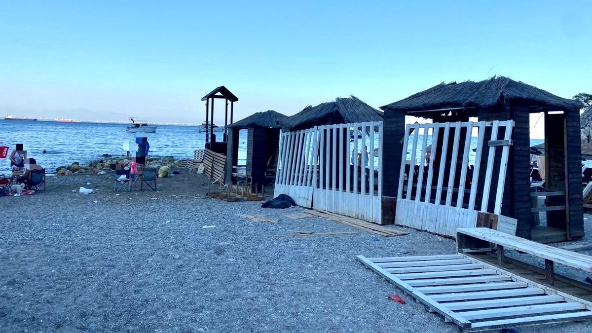 YusufYavuz3's tweet photo. Bu da Antalya’nın Meksika Sınırı: barikatlı geçiş engeli. 

Antalya kıyılarında işgalin başka bir boyutu: yasak, giremezsin!

Büyükçaltıcak plajını kiralayan işletme, bitişikteki halk plajı sınırını bariyerle kapatarak geçişleri engellemeye çalışıyor. 
⬇️ https://t.co/MHSBlItksf