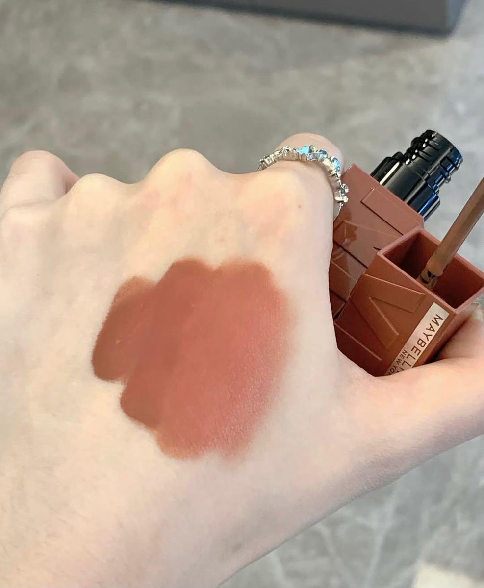 ratjunmuu's tweet photo. ⚠️ JANGAN BELI CHANEL DULU KALAU BELUM LIHAT INI...

Aku nemu lip cream yang vibes shade 182-nya mirip banget. 😭
Warnanya cantik, elegan, dipakai daily masuk, dan harganya jauh lebih ramah di kantong. 💋✨ https://t.co/cXXEtxBo3m