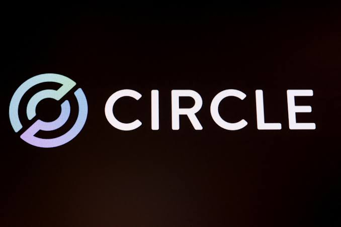 MrMTrades's tweet photo. $CRCL Q2 2026 EARNINGS

- Revenue $701M vs Est. $655M ✅ +7% YoY
- EPS $0.18 vs Est. $0.10 ✅
- Adjusted EBITDA $143M, +8% YoY

FY26 Other Revenue guide doubled: $310–330M (from $150–170M)

⚠️Core revenue grew just 7% - reserve income is rate-capped and circulation growth is decelerating. The story is Arc + guidance, not the quarter.