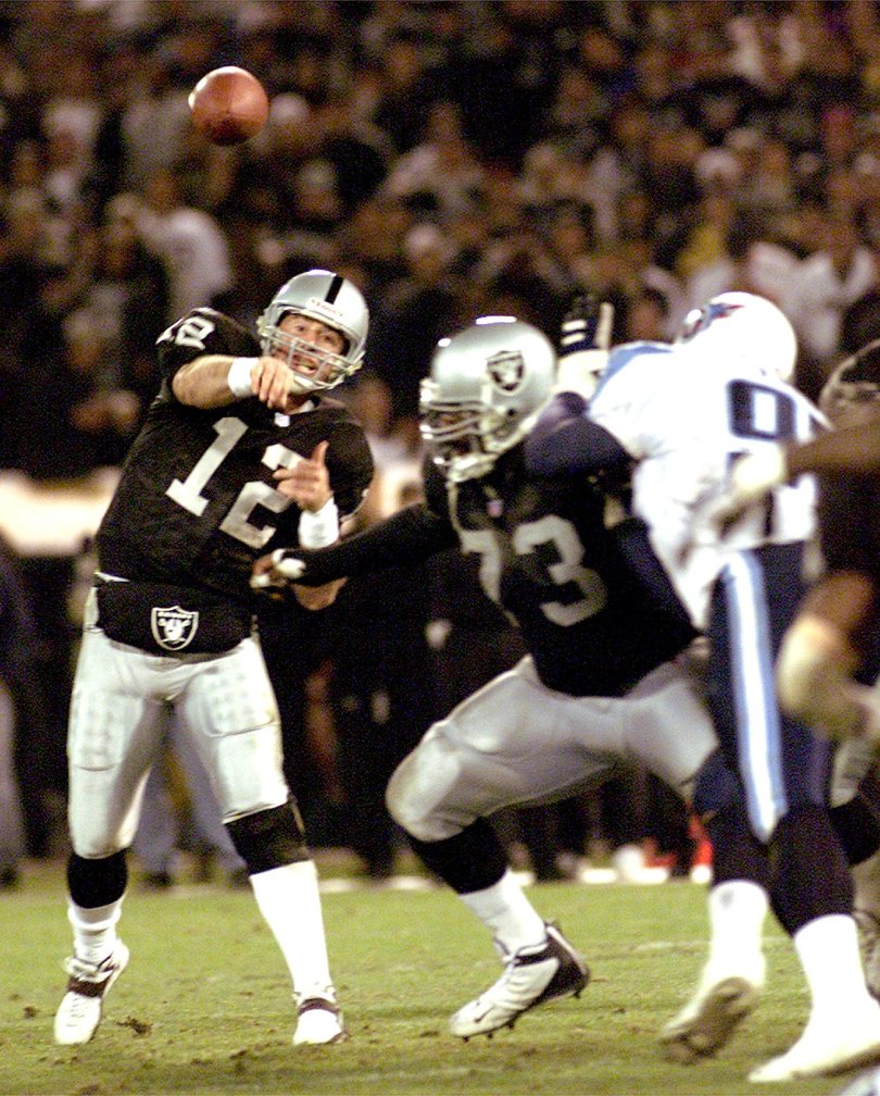 Oaklraiders1976's tweet photo. Rich Gannon lets one fly as Frank Middleton blocks a Titan in the 2002 AFC Championship Game.  Gannon finished the day 29/41 for 286 yards 3 TDs 0 INTs 41 rush yrds &amp; 1 rush TD.  

The #Raiders OL gave up no sacks. #Raidernation https://t.co/Vth9jfscB2