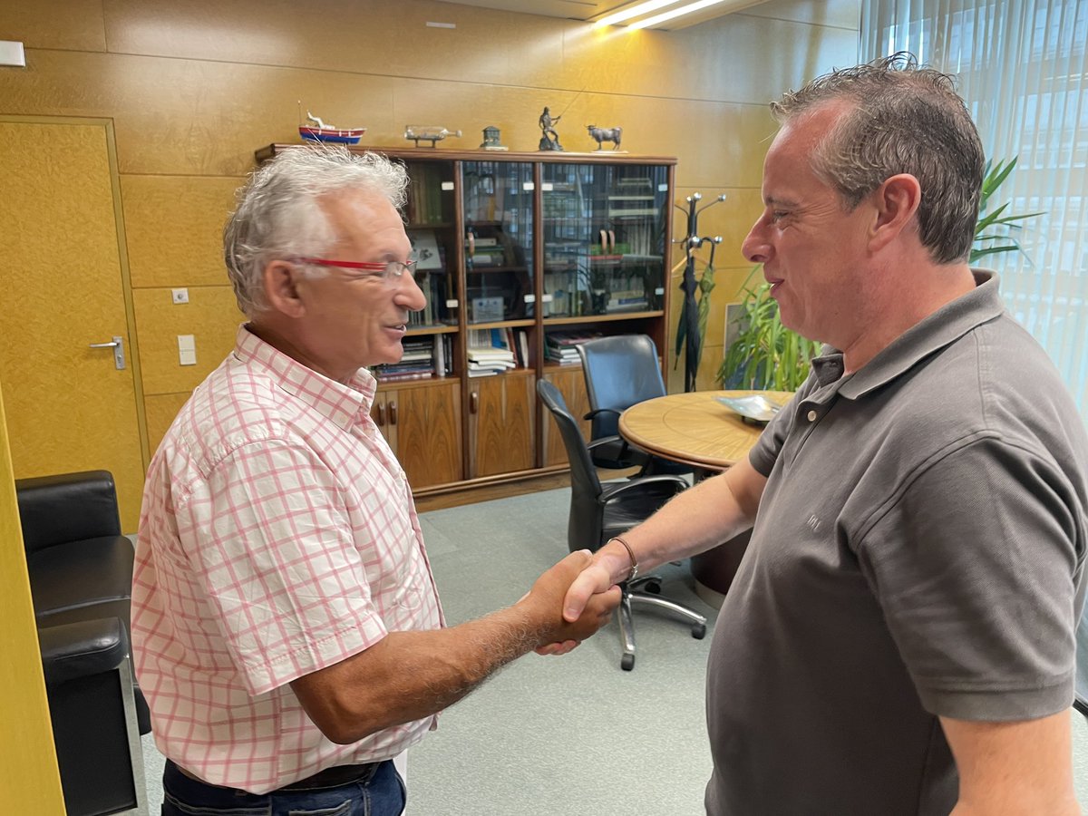 MRuralAsturias's tweet photo. 🔹 @Marcelotineo ha mantenido una reunión con el alcalde de #Riosa, Roberto Álvarez, para abordar asuntos de interés para el concejo y avanzar en actuaciones que contribuyan al desarrollo del medio rural y a la mejora de las infraestructuras y los servicios en el municipio. https://t.co/4cCmbkvoTN