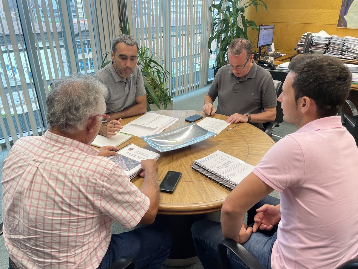 MRuralAsturias's tweet photo. 🔹 @Marcelotineo ha mantenido una reunión con el alcalde de #Riosa, Roberto Álvarez, para abordar asuntos de interés para el concejo y avanzar en actuaciones que contribuyan al desarrollo del medio rural y a la mejora de las infraestructuras y los servicios en el municipio. https://t.co/4cCmbkvoTN
