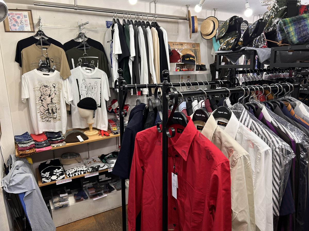 actionpaint_'s tweet photo. Action Paint Magazineのモッズ担当、メッポです！製作と進捗報告、リリースに向けて随時更新していきますよ。
さて、昨日はこちらの���店に伺いました！買い物に行ったり、イベントでDJさせてもらったりと縁のあるところです。誌面でご紹介させていただきますので、乞うご期待です🇬🇧 https://t.co/VmVgt5a4f3