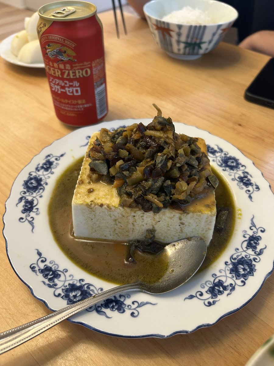 gorihei_sh's tweet photo. 冷奴の美味しい季節ですが、我が家は皮蛋てんこ盛りの奴です😂 https://t.co/hzf0Xv5m0W