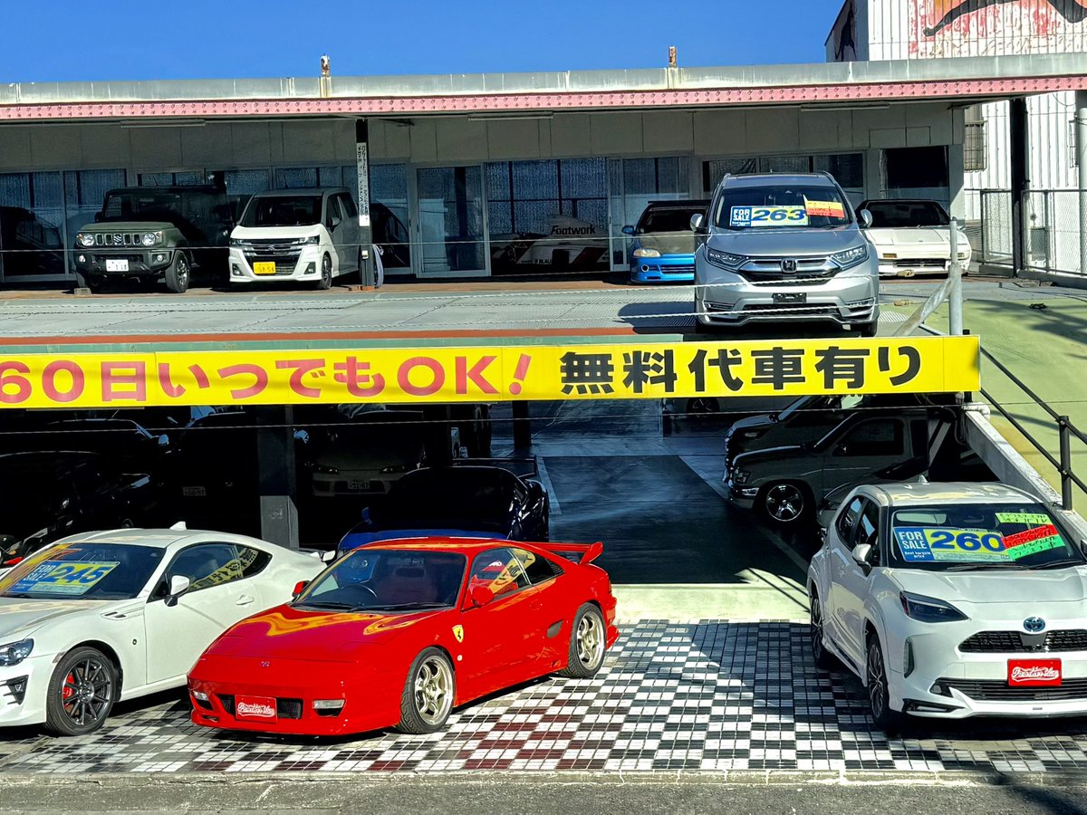takuya52733371's tweet photo. ある車屋さんの前で渋滞してたら…ん？色々情報が多すぎてビビった😳
あれは本物じゃないよね？気づける人はいるだろうか？🤔 https://t.co/xesN96MejX